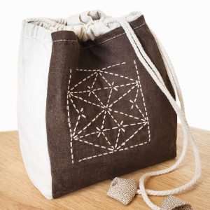 komebukuro artisanal en coton avec motif tsuno asanoha brodé et fermeture à cordon