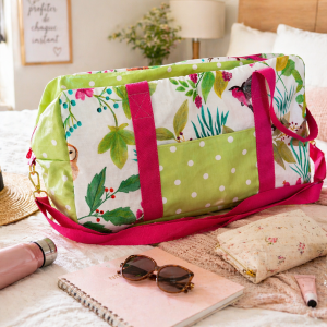 Sac week-end femme imprimé floral avec anses roses avec accessoires de voyage