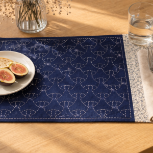 set de table broderie main sashiko mora maru bishamon bande fleurie droite textile artisanal