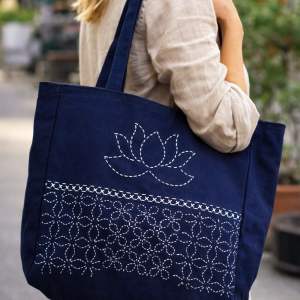 Tote bag japonais bleu marine brodé sashiko motif lotus porté à l’épaule, sac artisanal en coton
